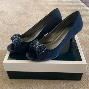 Karen Scott | Bela Open Toe Evening Pumps in Navy with Rhinestone Bows